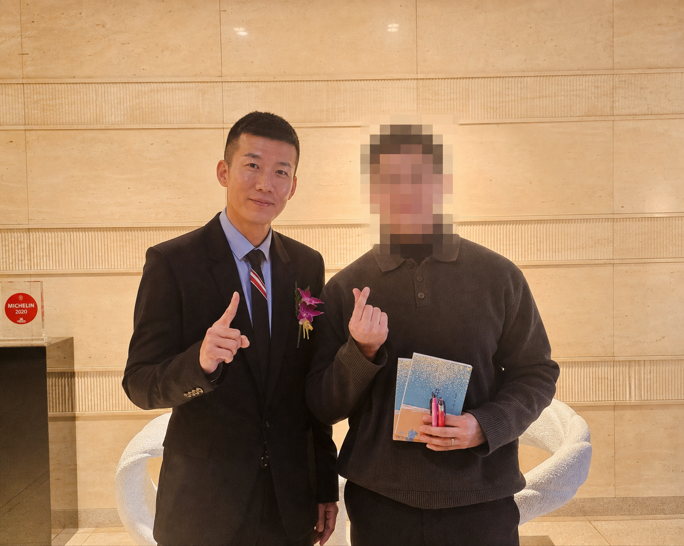 이윤지 작가가 션의 친필 사인본을 전달받은 자리
